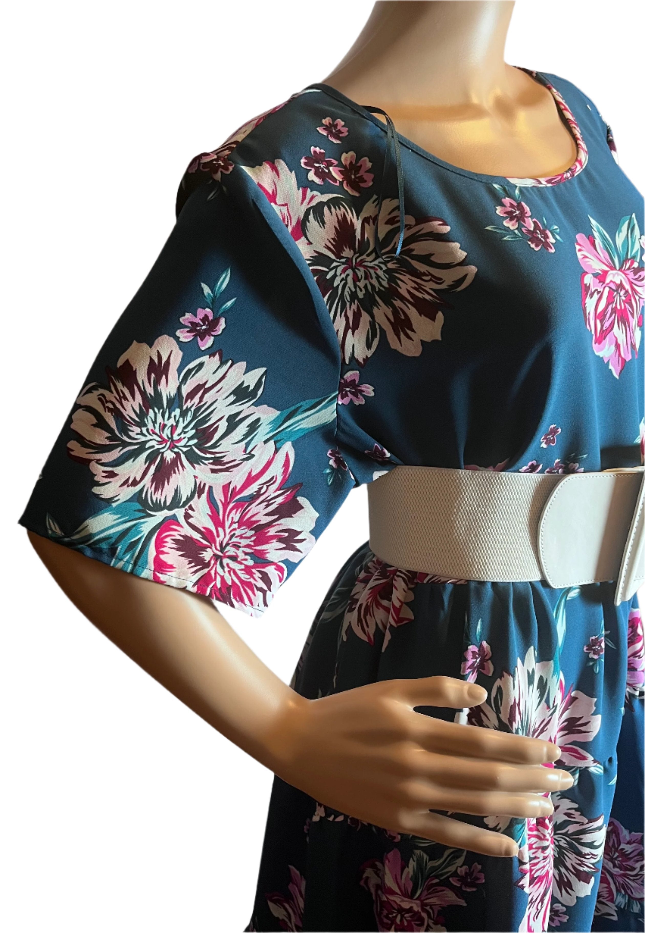 Stylish Floral short sleeves dress (Size 14W), (Belt for illustration only)