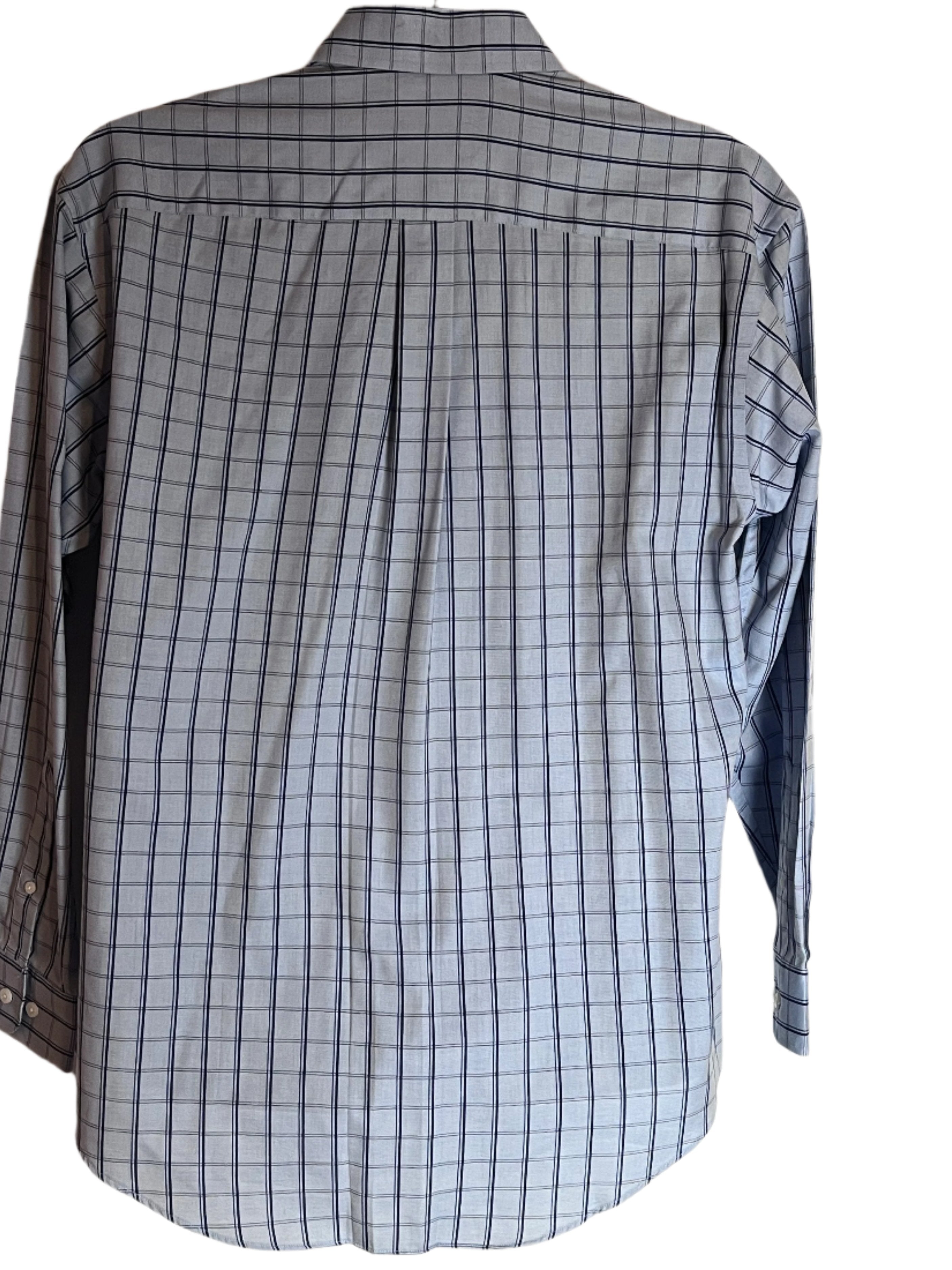 Croft & Barrow Wrinkle Resistant Plaid Long Sleeves Blue and White Button Up Shirt (Size Medium)