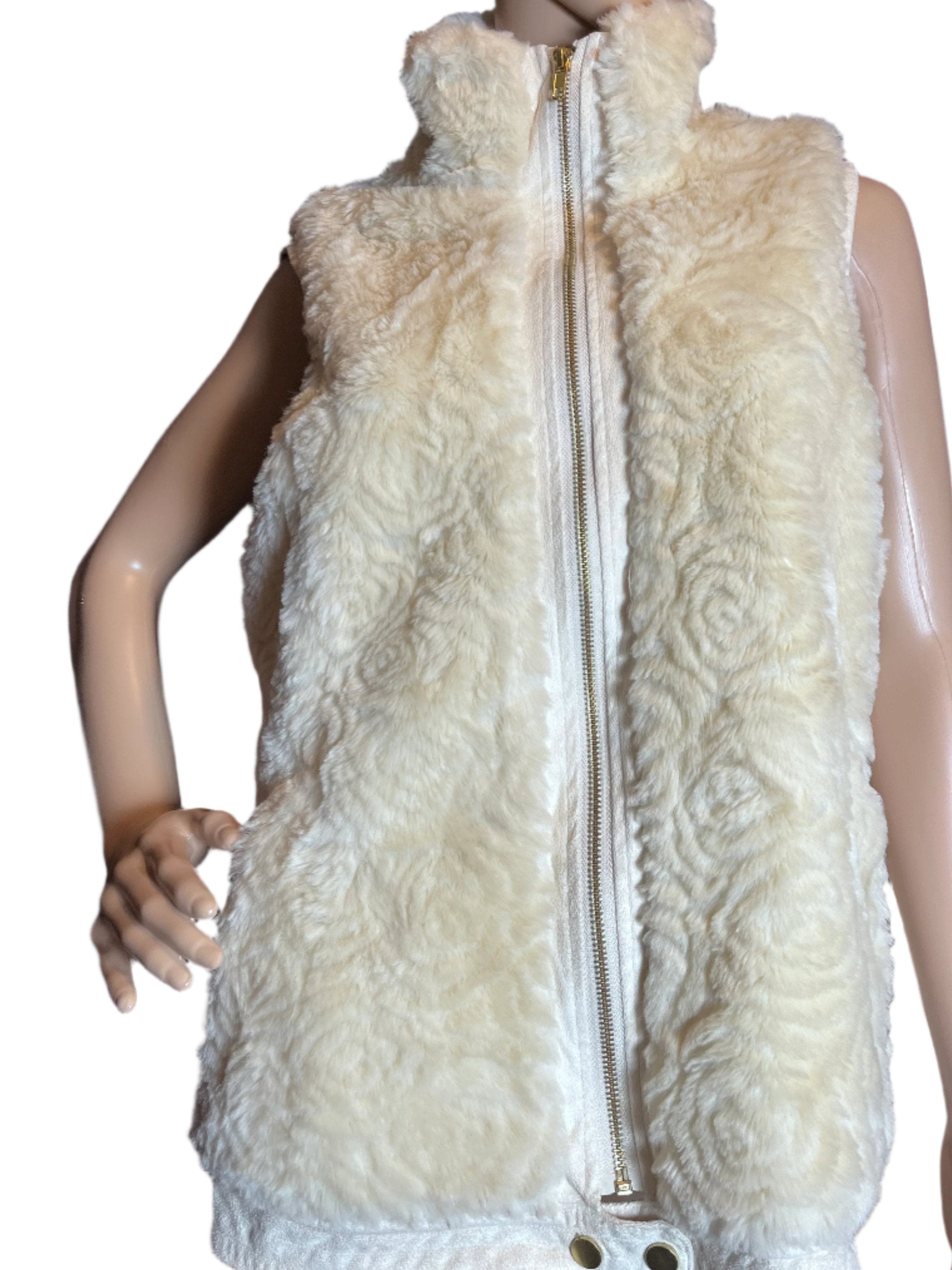 Beige Faux fur soft with zipper Roz& Ali ( insulated, warm, lightweight (size L)vest