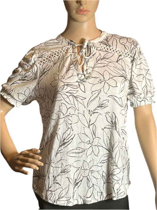 Hermosa blusa de talla pequeña con diseño floral.