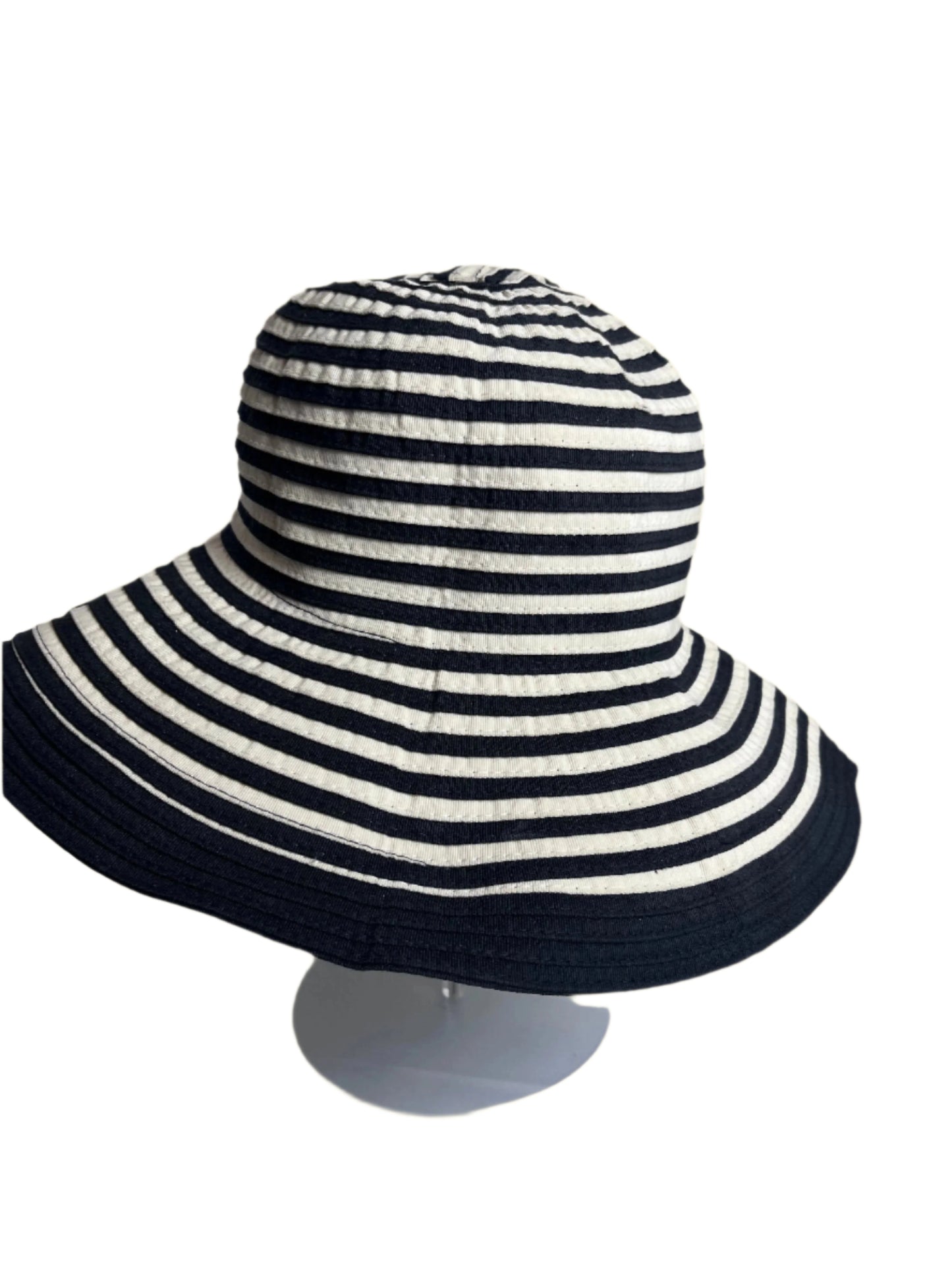 Precioso sombrero negro y beige con bonito lazo de Sun Sand