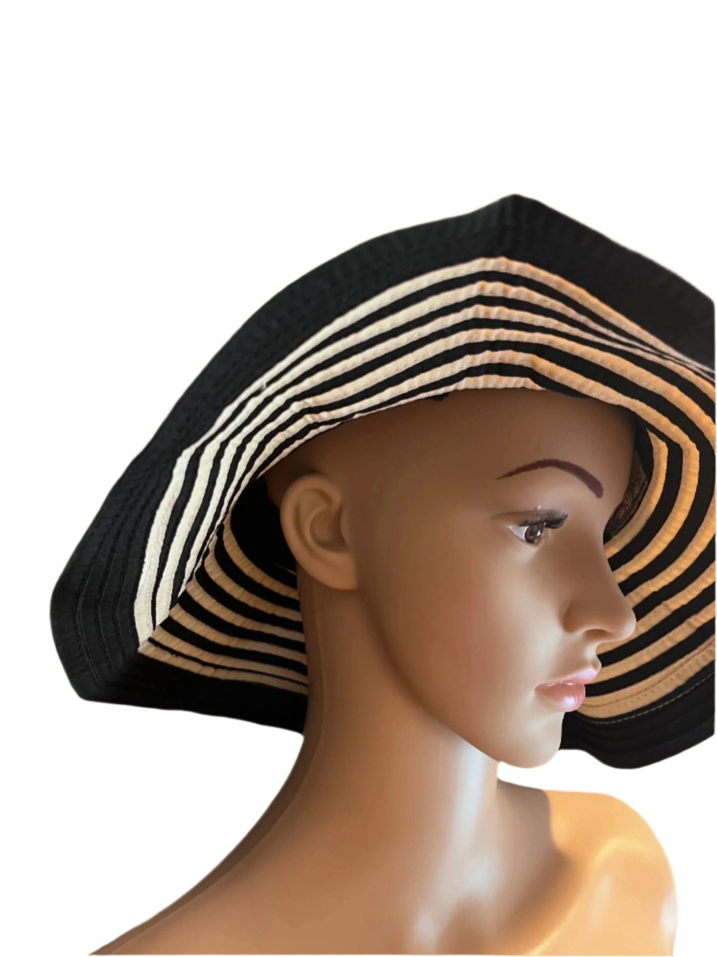 Precioso sombrero negro y beige con bonito lazo de Sun Sand