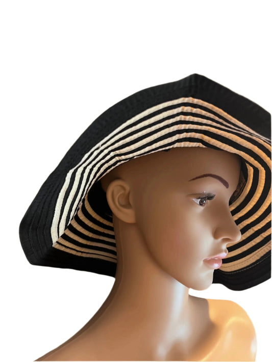 Magnifique chapeau noir et beige avec un joli ruban de Sun Sand