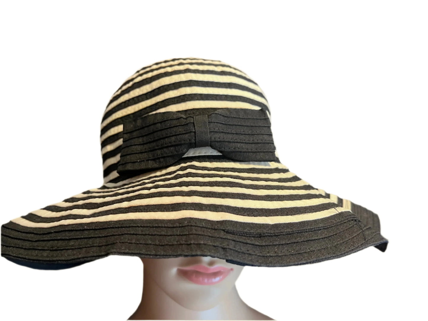 Precioso sombrero negro y beige con bonito lazo de Sun Sand